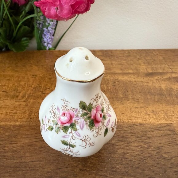Royal‎ Albert Lavender Rose Pepper Shaker Vintage Bone China Floral Gold Trim - Picture 3 of 6